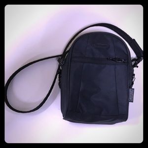 Pacsafe Metrosafe 100 GII travel bag